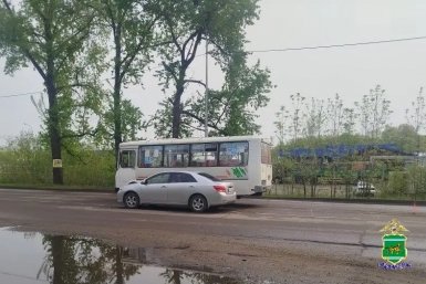 Не уступил дорогу и врезался в автобус водитель иномарки в Биробиджане 
