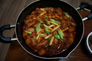Курица в карамельном соусе с чесноком: пикантное блюдо с азиатскими нотками за 25 минут
