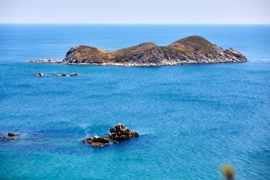 Где самое горячее море в июне-июле: 4 направления, где вода как парное молоко, а путевки распродают за бесценок