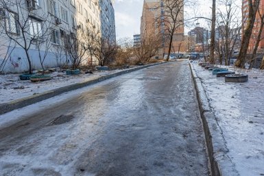 400 тысяч рублей выплатят биробиджанке за перелом руки при падении на скользком тротуаре