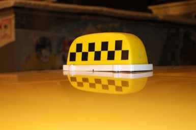 В Биробиджане таксист прикарманил забытый пассажиром телефон и попал под уголовку 