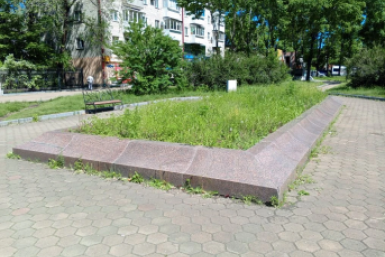 Мусор и сорняки вместо цветов "взошли" на клумбах биробиджанского Арбата этим летом