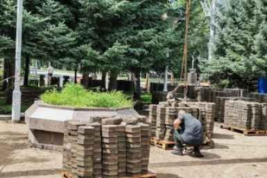 Практически на всей территории Арбата в Биробиджане демонтировали старую брусчатку