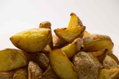 Пряный картофель дольками в духовке: хрустящая корочка и мягкая серединка