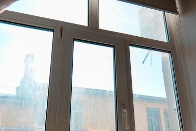 Не спешите менять окна: названа настоящая причина конденсата осенью