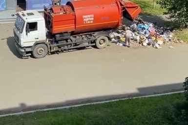 Обиделся? Водитель мусоровоза вывалил огромную гору отходов прямо у магазина в Биробиджане