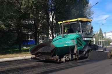 Завершающий слой асфальта укладывают на ул. Советской в Биробиджане