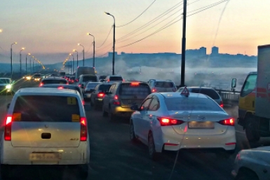 Пшикаю пару раз на лобовое — и стекла не запотевают ни утром, ни в пробке: прозрачность держится весь день