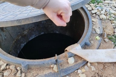 3 литра раствора в яму — и через две недели органика переработана, а вода ушла: простой дачный лайфхак