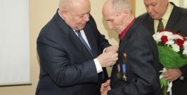 Знак "Почет и уважение" Евгению Яновскому вручил Анатолий Тихомиров www.zseao.ru