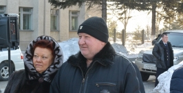 Евгений Сухарев пришел с легкой небритостью и супругой ИА EAOmedia