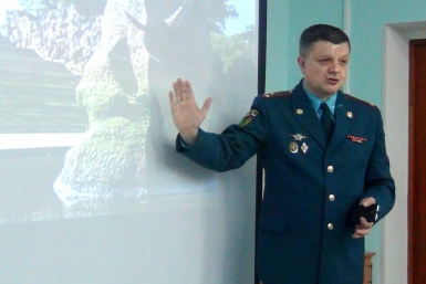 Урок мужества провел для восьмиклассников школы №1 Биробиджана главный спасатель области пресс-служба ГУ МЧС России по ЕАО