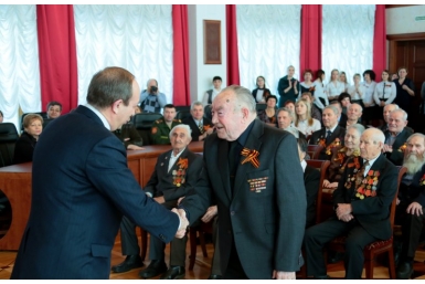 Юбилейные медали вручил ветеранам Александр Левинталь департамент пресс-службы губернатора и правительства ЕАО