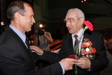 Ветеранам войны вручены юбилейные медали Владимир Иващенко
