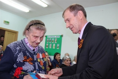 Ветераны, проживающие в социальных домах, получили юбилейные медали ИА ЕАОmedia, Владимир Иващенко