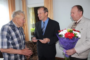 Почетного гражданина Биробиджана Анатолия Новикова поздравили с 85-летием Владимир Иващенко