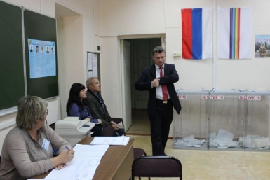 Мэр города Евгений Коростелев проголосовал на 16 избирательном участке Владимир Иващенко