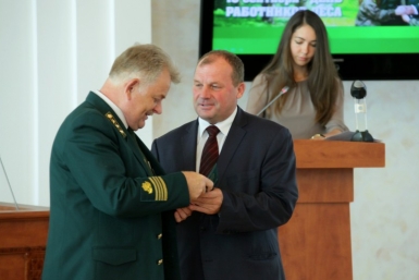 Виновникам торжества вручили награды www.eao.ru