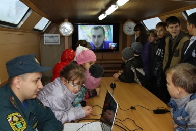 От предложения посмотреть своими глазами оснащение пункта управления никто из детей не отказался Пресс-служба ГУ МЧС России по ЕАО