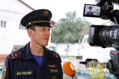 По комнатам бомбоубежища школьников провел начальник отдела ГУ МЧС России по ЕАО полковник Валентин Гарин Пресс-служба ГУ МЧС России по ЕАО