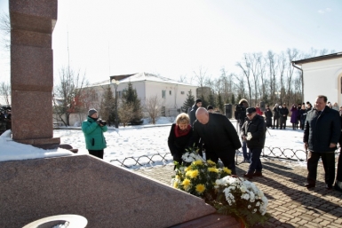 Возложение цветов к памятному кресту Пресс-служба Законодательного Собрания ЕАО
