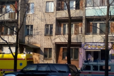 Пенсионерка, обнаруженная лежащей на тротуаре под балконами в Биробиджане, скончалась ИА ЕАОMedia