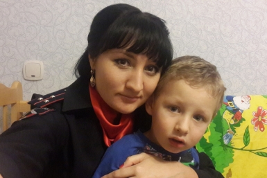 Референт ГИОС УМВД России по ЕАО старший лейтенант вн. службы Ольга Антоненко с сыном Володей2 Предоставлено пресс-службой УМВД по ЕАО