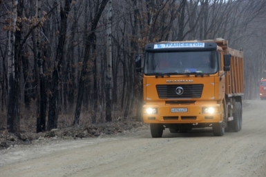 Грузовики на дороге www.eao.ru