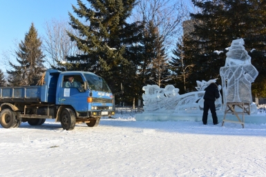 Одновременно со скульпторами украшением площади им. Ленина занимаются и другие рабочие ИА EAOmedia