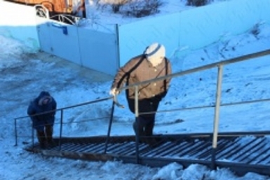 Лестничную площадку прямо на дамбе устроили жителям п.Партизанский-2 в Биробиджане http://biradm.ru/