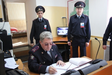 Главный полицейский ЕАО удовлетворительно оценил деятельность стражей порядка в 2015 году взято на сайте https://79.mvd.ru/