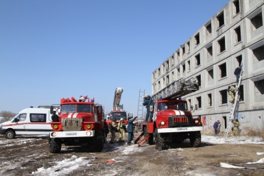 Часть дома &quotобрушилась&quot в Биробиджане из-за условного взрыва газа в одной из квартир пресс-служба ГУ МЧС по ЕАО