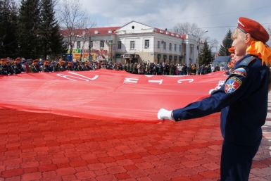 Многометровую копию Знамени Победы развернули в Биробиджане  ИА EAOmedia