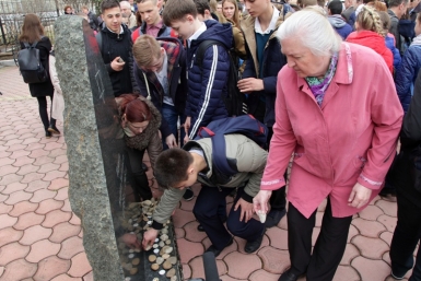 К монументу, установленному на территории общины в знак памяти всех жертв Холокоста, возложили камни скорби пресс-служба Законодательного Собрания ЕАО