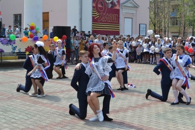 Общегородской &quotПоследний звонок&quot отгремел на площади биробиджанского Дворца культуры ИА ЕАОMedia