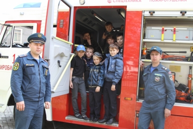 &quotЗеленый десант&quot спасателей высадился на алее возле биробиджанской школы №1 пресс-служба ГУ МЧС по ЕАО