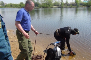 &quotМусорные&quot погружения совершили водолазы МЧС на двух водоемах Биробиджана    пресс-служба ГУ МЧС России по ЕАО