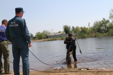 &quotМусорные&quot погружения совершили водолазы МЧС на двух водоемах Биробиджана    пресс-служба ГУ МЧС России по ЕАО