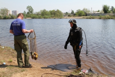 &quotМусорные&quot погружения совершили водолазы МЧС на двух водоемах Биробиджана    пресс-служба ГУ МЧС России по ЕАО