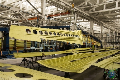 В цехе по сбору фюзеляжа и крыла для Sukhoi Superjet 100 Александр Музыка