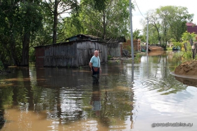 Водная стихия все еще держит в плену жителей улиц Южная и Левобережная в Биробиджане Портал &quotГород на Бире&quot