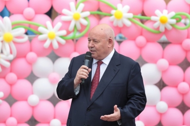 Уже состоявшимся семьям и молодоженам спикер Заксобрания ЕАО Анатолий Тихомиров вручил цветы и памятные сувениры пресс-служба Заксобрания ЕАО