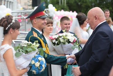 Семейные пары со стажем, а также новобрачных поздравил Анатолий Тихомиров пресс-служба Заксобрания ЕАО