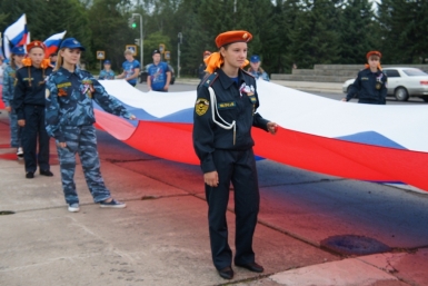Шествием с гигантским триколором отметили день российского флага биробиджанцы  ИА ЕАОMedia, Евгения Маркелова