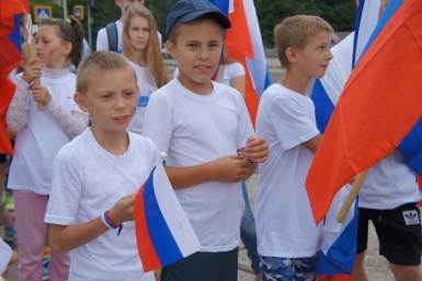 Сотни малениких флажков и огромное полотнище украшали колонну ИА ЕАОMedia, Евгения Маркелова