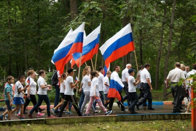 Сотни горожан приняли участие в праздничном шествии ИА ЕАОMedia, Евгения Маркелова