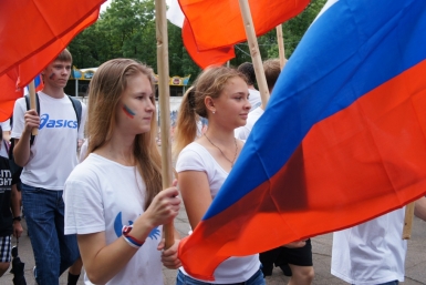 Сотни горожан приняли участие в праздничном шествии ИА ЕАОMedia, Евгения Маркелова