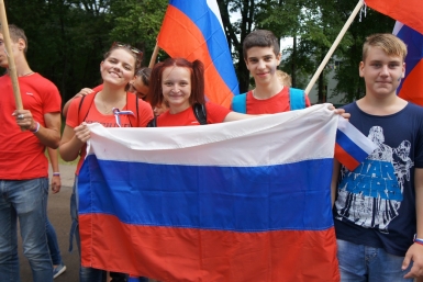 Сотни горожан приняли участие в праздничном шествии ИА ЕАОMedia, Евгения Маркелова