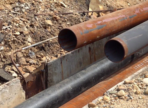 Крышками люков «завалили» нерадивых коммунальщиков соавторы рубрики «Дырявый Биробиджан»