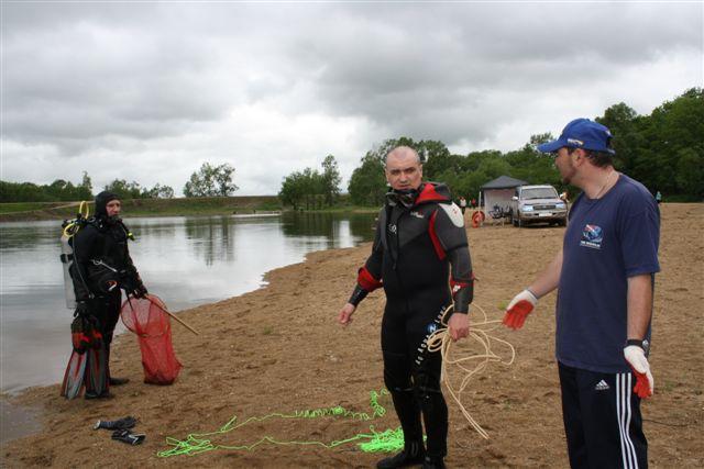 Водолазы Биробиджана очистили городской пляж от битых бутылок и бетонного лома 